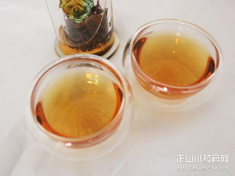 品尝正山小种红茶的方法